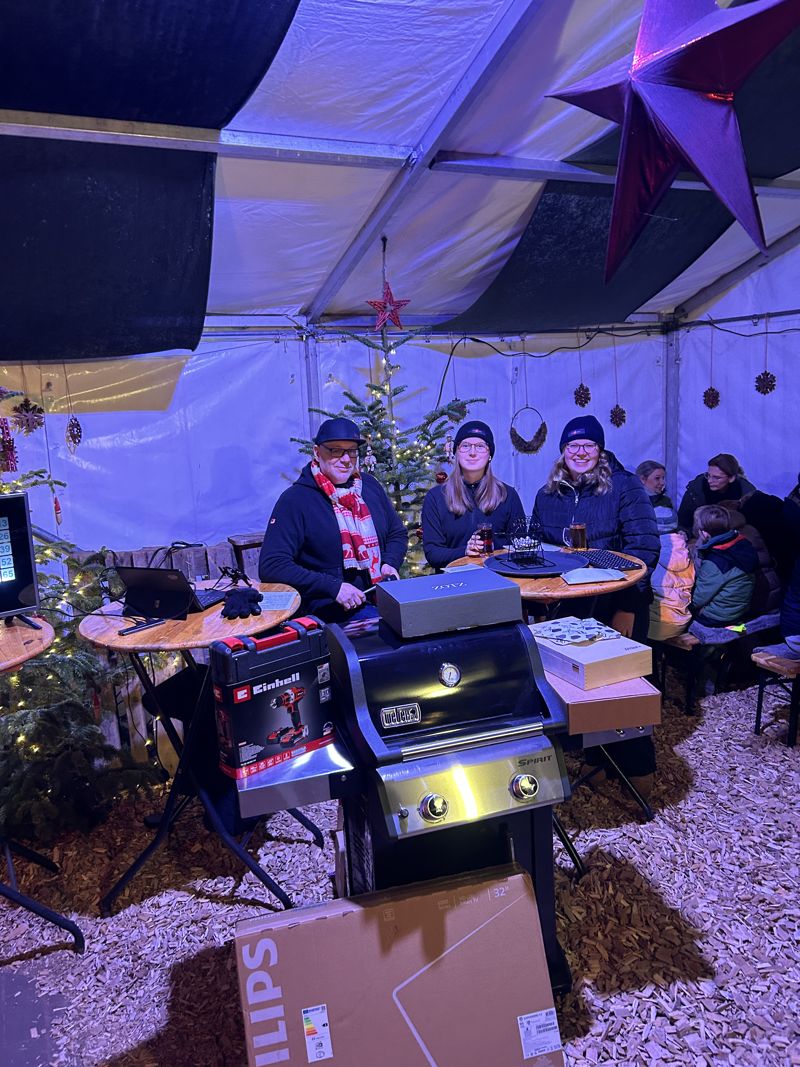 Weihnachtsbingo im geschmückten Zelt